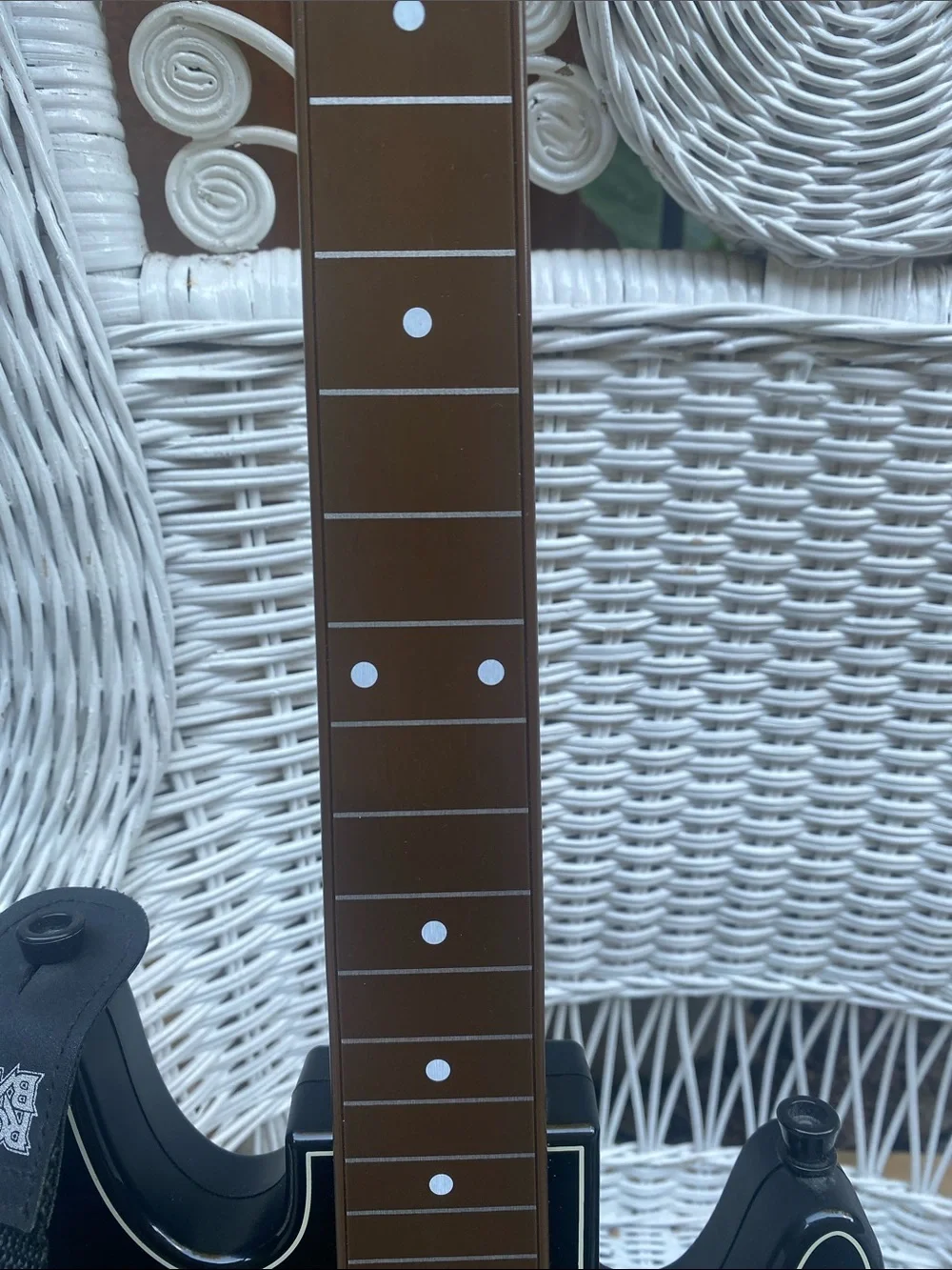 X Box 1 2Wireless Dual Guitar Controllers, Guitar Hero Live, 1 dongle, 2 straps - Picture 10 of 16